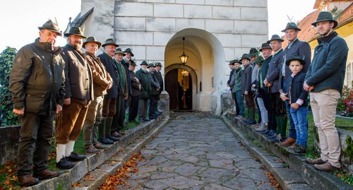 Aufstellung der Jäger vor dem Kircheneinzug<br />
Foto: Anton Wieser