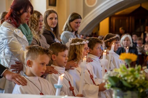 Erstkommunionsfeier in Obermühlbach<br />
Foto: Anton Wieser Erstkommunionsfeier in Obermühlbach<br />
Foto: Anton Wieser