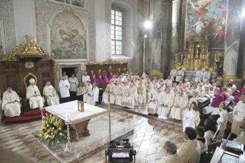 Številni škofje so se udeležili posvečenja Jožeta Marketza za 66. škofa krške škofije. (Neumüller)