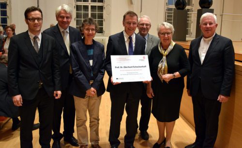 Preisträger Schockenhoff mit Laudatorin Schavan (2.v.r.), dem Salzburger Erzbischof Lackner (1.v.r.), Uni-Rektor Schmiedinger (2.v.l.) u. a.  (© Foto: Kathpress / Klingen)