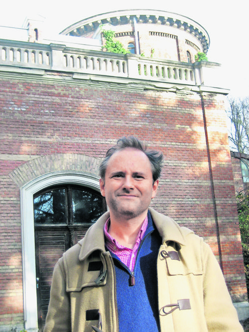 Thomas Posch vor der Wiener Sternwarte (© Foto: Der Sonntag) Thomas Posch vor der Wiener Sternwarte (© Foto: Der Sonntag)