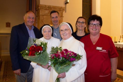 Dankten Schwester Emmanuela (re) und Schwester Henrika für ihr Wirken: Bürgermeister Josef Kronlechner, Pflegedienstleiterin Michaela Bauer, ihr Stellvertreter Gerhard Hoi und Fachsozialbetreuerin Elfriede Kammersberger (Foto: Caritas)