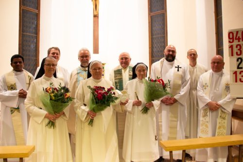 Feierten mit Schwester Emmanuela Hinterreiter (2. v. l. vorne) und Schwester Henrika Hauser Abschied: Generalpriorin Sr. Monika Zangerle (links), Joseph Lakkapamu, Leszek Zagoroswski, Josef Marketz, Benedikt Plank, Miroslav Váňa, Robert Wurzer und Bernard Grabowski (hinten von links) (Foto: Caritas) Feierten mit Schwester Emmanuela Hinterreiter (2. v. l. vorne) und Schwester Henrika Hauser Abschied: Generalpriorin Sr. Monika Zangerle (links), Joseph Lakkapamu, Leszek Zagoroswski, Josef Marketz, Benedikt Plank, Miroslav Váňa, Robert Wurzer und Bernard Grabowski (hinten von links) (Foto: Caritas)