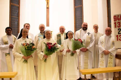 Feierten mit Schwester Emmanuela Hinterreiter (2. v. l. vorne) und Schwester Henrika Hauser Abschied: Generalpriorin Sr. Monika Zangerle (links), Joseph Lakkapamu, Leszek Zagoroswski, Josef Marketz, Benedikt Plank, Miroslav Váňa, Robert Wurzer und Bernard Grabowski (hinten von links)  (Foto: Caritas)