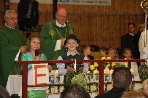 Die Kinder der Volksschule Ettendorf gestalteten die Feier in der Festhalle voll Eifer mit (© Foto: fotomax)