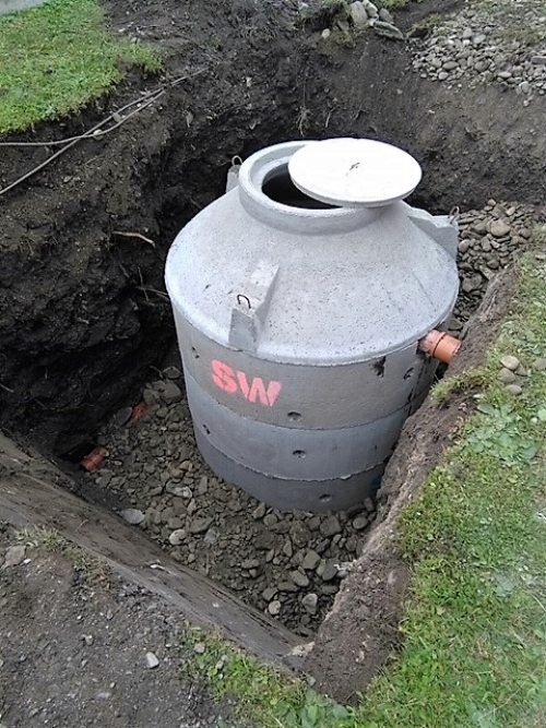 Ein größerer Schacht wurde eingesetzt und nun ist das Abwasserproblem erledigt (© Foto: Markus Mitterberger)