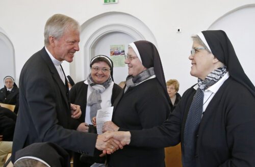 Neuer Bischofsvikar für die Orden: Dompropst Guggenberger (im Bild mit Ordensschwestern beim “Tag des geweihten Lebens“ 2019) Foto: Pressestelle/Eggenberger Neuer Bischofsvikar für die Orden: Dompropst Guggenberger (im Bild mit Ordensschwestern beim “Tag des geweihten Lebens“ 2019) Foto: Pressestelle/Eggenberger