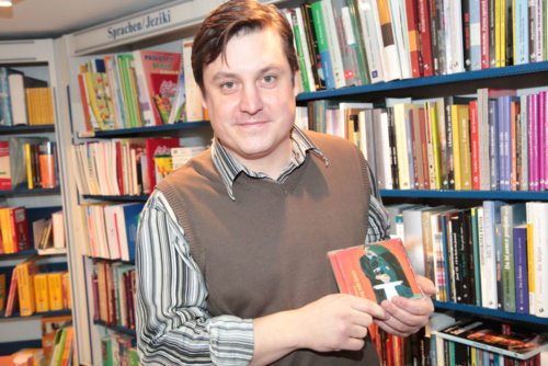 Novo božično zgoščenko »Počivaj milo detece« lahko kupite v obeh slovenskih knjigarnah, na Posojilnici Pliberk in pri pevcih sodelujočih zborov. Cena 15,- evrov. (© Foto: opetnik/Nedelja)