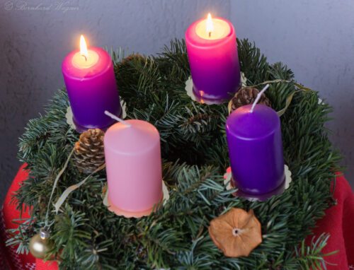 Adventkranz zum 2. Adventsonntag und der 2. Woche im Advent (Symbolbild)<br />
(© Foto: Herr Mag. Bernhard Wagner).