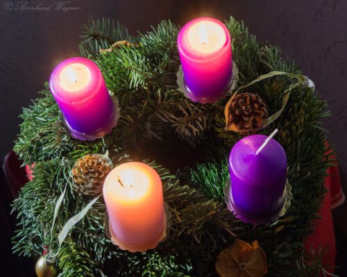 Adventkranz zum 3. Adventsonntag (Gaudete) und der 3. Woche im Advent (Symbolbild)<br />
(© Foto: Herr Mag. Bernhard Wagner).