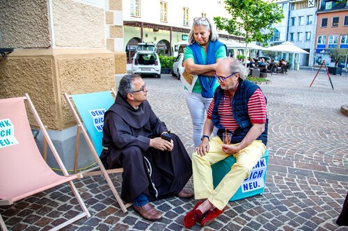 Besuch vom Philatelistenverein St. Gabriel bei der Langen Nacht der Kirchen, wo unter anderem auch über das Projekt 800 Jahre Greccio auf Sondermarken besprochen wurde.<br />
Foto: P. Emmanuel-Maria Fitz OFM Besuch vom Philatelistenverein St. Gabriel bei der Langen Nacht der Kirchen, wo unter anderem auch über das Projekt 800 Jahre Greccio auf Sondermarken besprochen wurde.<br />
Foto: P. Emmanuel-Maria Fitz OFM
