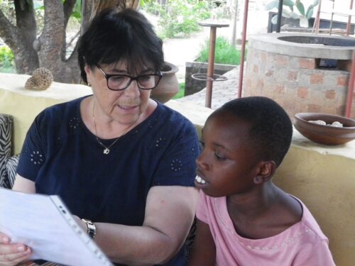 Brigitte Brandmüller mit Schüler Mary. (Foto: Brandmüller)