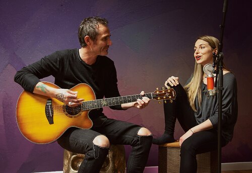 Bruuno Unterberger (guitar) und Manu Aigner (vocal) werden den Gottesdienst musikalisch gestalten. (KK)