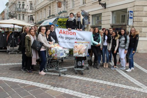 Auch die Berufsschule St. Veit unterstützte die „Aktion Kilo gegen Armut“ und spendete Lebensmittel (Foto: Caritas Kärnten)