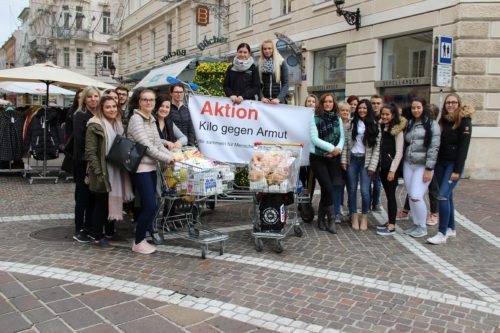 Jugendliche der Berufsschule St. Veit brachten im Vorjahr  bei der  Aktion „Kilo gegen Armut“ lang haltbare Lebensmittel und Hygieneartikel vorbei        <br />
(Foto: Caritas)