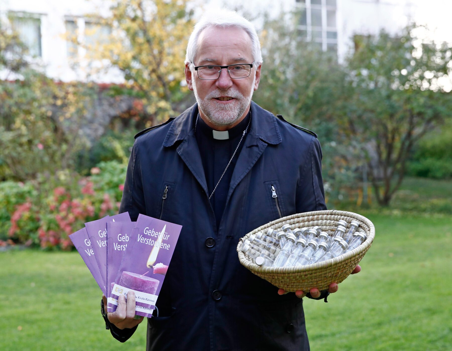 Allerheiligen Und Allerseelen Totengedenken In Zeiten Von Corona Weihwasserflaschchen Gebetsvorlagen Und Videoandacht