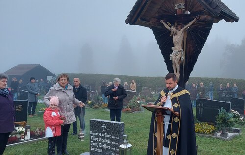 Gebet für die Verstorbenen beim Kreuz am Friedhof St. Stefan. (Bild: P.St.).