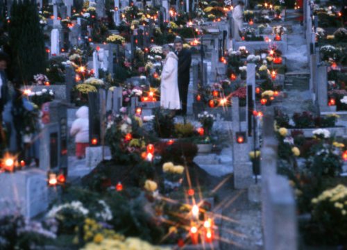 Zu Allerheiligen besuchen viele Menschen anlässlich der Gräbersegnungen die Gräber der Verstorbenen. (© Foto: Pressestelle/Begsteiger) Zu Allerheiligen besuchen viele Menschen anlässlich der Gräbersegnungen die Gräber der Verstorbenen. (© Foto: Pressestelle/Begsteiger)