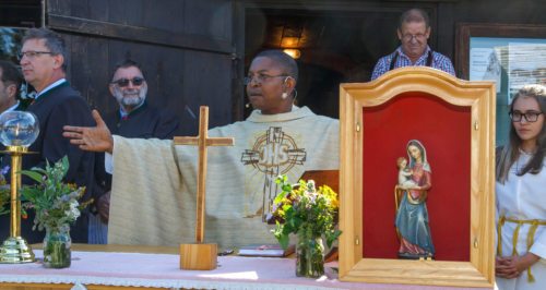 Altar mit Marienstatue<br />
Foto: Anton Wieser