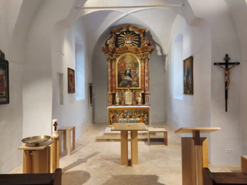 Im Rahmen der umfassenden Innenrenovierung der Pfarrkirche wurde auch der Altarraum neu gestaltet.Foto: Pfarre Unterloibl/Podljubelj