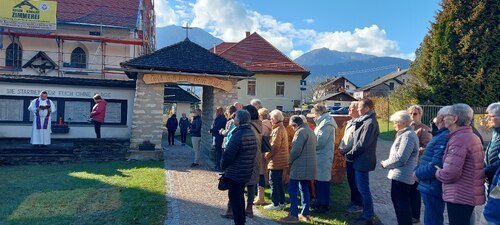 Gebet beim Kriegerdenkmal (P. St.).