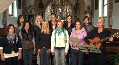 Jugendchor  “ANGELS“ mit Chorleiterin Petra Schellander bei Filmaufnahmen in der Pfarrkirche Ludmannsdorf / Mladinski zbor “Angels“ z voditelico Petro Schellander  (© Foto: Reichmann)