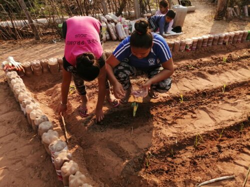 Das gemeinsame Anlegen der Gärten war mit viel Arbeit aber auch Freude verbunden<br />
(Bildrechte: Fundacion Pueblo)