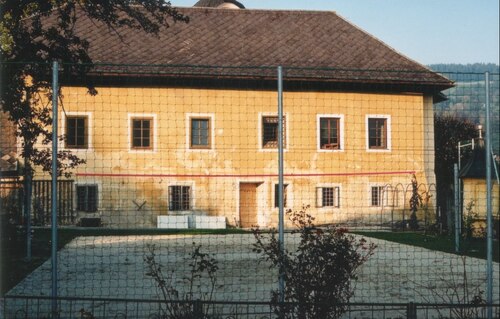 Im “alten Pfarrhof“ öffnete das Jugendzentrum ARCHE am 31. Oktober 2001 seine Pforten (Foto: © Peter Artl)