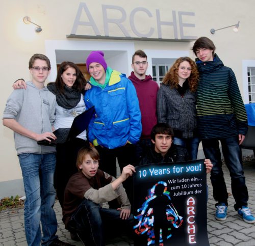 ARCHE-Leiterin Sarah Hatzel (2. v. l.) freut sich mit den Jugendlichen über das Zehn-Jahr-Jubiläum des Jugendzentrums.  (© Foto: Pressestelle/Schusser)
