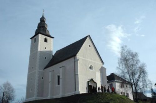 Die Arndorfer Kirche auf einem Hügel über dem Zollfeld (© Foto: Pfarre)