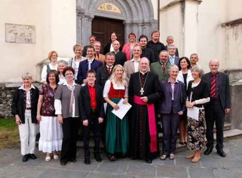 Die Absolventen mit ihren Ausbildnern und Bischof Alois Schwarz (© Foto: thologischer Fernkurs)