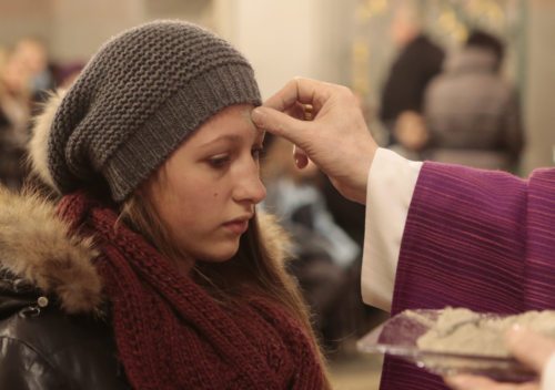 „Bedenke, Mensch, dass du Staub bist…“ – Das Aschenkreuz als Symbol für die Vergänglichkeit des Menschen (im Bild: Aschermittwochsliturgie 2013 im Klagenfurter Dom)  (© Foto: Pressestelle/Eggenberger)