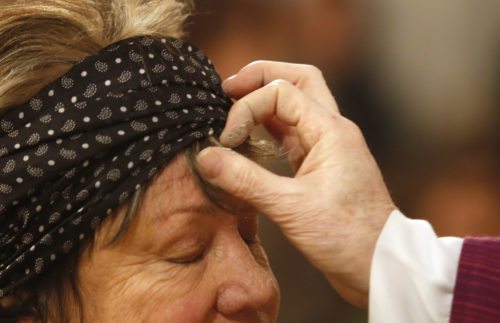Am Aschermittwoch wird bei den Gottesdiensten das Aschenkreuz ausgeteilt (im Bild: Aschenritus im Klagenfurter Dom, 2017). (© Foto: Pressestelle/Eggenberger) Am Aschermittwoch wird bei den Gottesdiensten das Aschenkreuz ausgeteilt (im Bild: Aschenritus im Klagenfurter Dom, 2017). (© Foto: Pressestelle/Eggenberger)