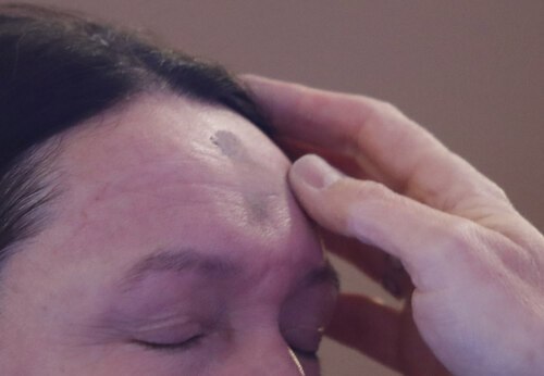 Das Aschenkreuz - Hinweis auf die Vergänglichkeit des Menschen, Symbol für Reinigung und für die Notwendigkeit zur Umkehr; Foto: Pressestelle Das Aschenkreuz - Hinweis auf die Vergänglichkeit des Menschen, Symbol für Reinigung und für die Notwendigkeit zur Umkehr; Foto: Pressestelle