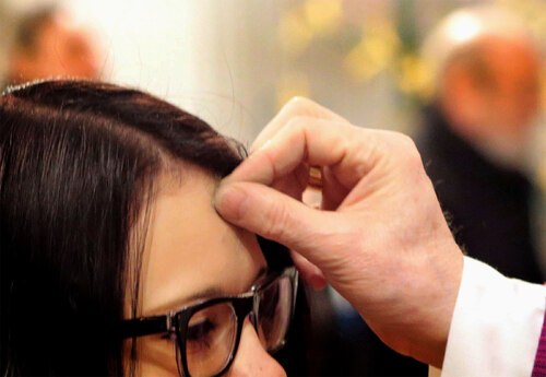 Bei den Gottesdiensten am Aschermittwoch wird das Aschenkreuz ausgeteilt. Foto: Diözesan-Pressestelle