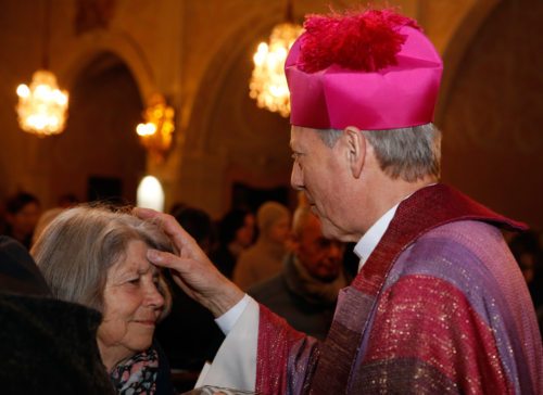 Austeilung des Aschenkreuzes durch Diözesanadministrator Guggenberger ; Foto: Pressestelle/Höher