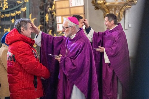 Austeilung des Aschenkreuzes im Rahmen der Aschermittwochsliturgie im Klagenfurter Dom<br />
Foto: Pressestelle/Karlheinz Fessl