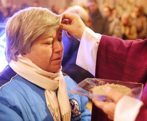Das Aschenkreuz ist Hinweis auf die Vergänglichkeit des Menschen und auf die Notwendigkeit zur Umkehr (im Bild: Aschermittwochsliturgie 2015 mit Bischof Schwarz in Klagenfurt). (© Foto: Pressestelle/Eggenberger) Das Aschenkreuz ist Hinweis auf die Vergänglichkeit des Menschen und auf die Notwendigkeit zur Umkehr (im Bild: Aschermittwochsliturgie 2015 mit Bischof Schwarz in Klagenfurt). (© Foto: Pressestelle/Eggenberger)
