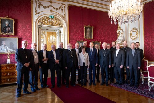 Bundespräsident Alexander Van der Bellen empfängt die Mitglieder der Österreichischen Bischofskonferenz in der Wiener Hofburg (Foto: HBF/Peter Lechner) Bundespräsident Alexander Van der Bellen empfängt die Mitglieder der Österreichischen Bischofskonferenz in der Wiener Hofburg (Foto: HBF/Peter Lechner)