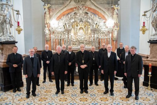 Gruppenbild vor dem Gnadenaltar in Mariazell (Foto: kathpress/kuss)