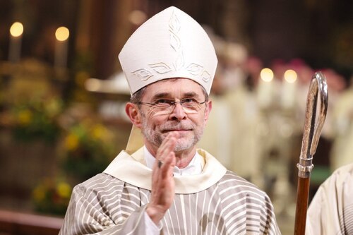 Nadškof Josef Grünwidl pri blagoslovu, © slika: Stephan Schönlaub / nadškofija Dunaj&nbsp;<br />
<br />
