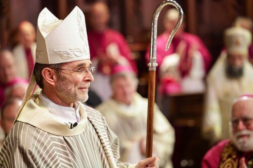 Nadškof Josef Grünwidl s škofovo palico, © slika: Stephan Schönlaub / nadškofija Dunaj