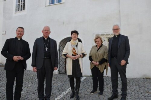 <br />
v.l.: Peter Schipka, Erzbischof Franz Lackner, Elisabeth Rathgeb, Regina Polak, Bischof Josef Marketz (Foto: Wuthe/Kathpress)