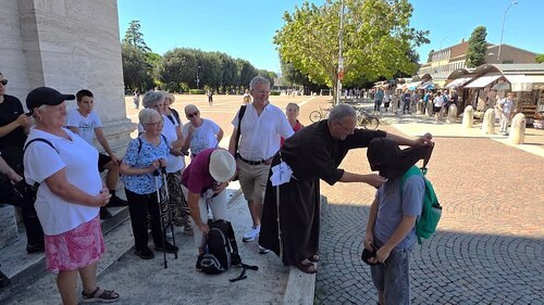 “Einkleidung“ des jüngsten Teilnehmers in Portiunkula. - Foto: Monika Dreger