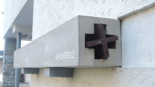 Asylkreuz von Werner Hofmeister an der Pfarrkirche Herz Jesu Welzenegg in Klagenfurt (© Foto: KH Kronawetter / Internetredaktion)