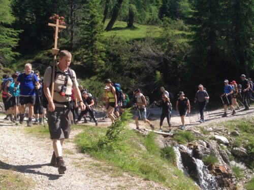 Die Pilgergruppe auf dem Weg (Foto: Georg Granig)