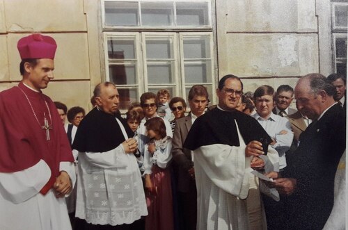 Firmung 1983 in St. Stefan – Begrüßung. Bildrecht: Pfarrarchiv. (Dieses Bild vergrößert in der Bildergalerie: Nr. 32)