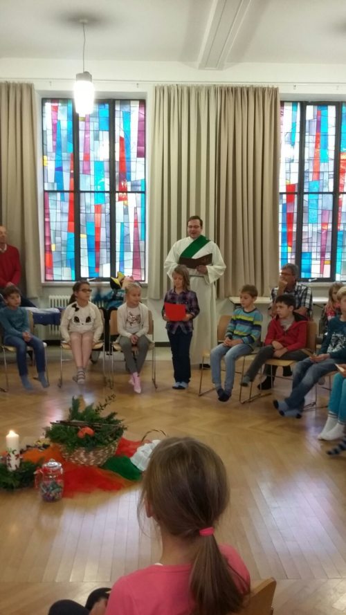 Während dem Dankgottesdienst mit Diakon Ulrich Kogler. (© Foto: Angela Kulmesch)