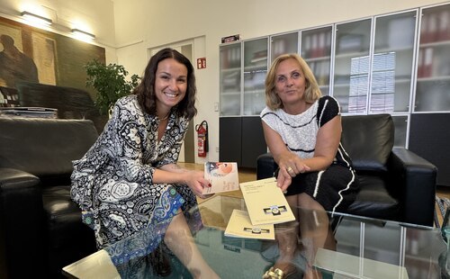 Landesrätin Stefanie Ofner und Astrid Panger von der Plattform “Verwaiste Eltern“(ÖVP-Club)