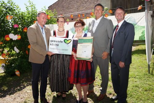 vlnr. Labg Günter Leikam, Kindergartenleiterin Katharina Wurmitzer, Köchin Petra Moser, Bürgermeister Konrad Seunig, Gesundheitsland Kärnten Vorsitzender Franz Wutte (© Foto: PGR Karl Baumgartner)